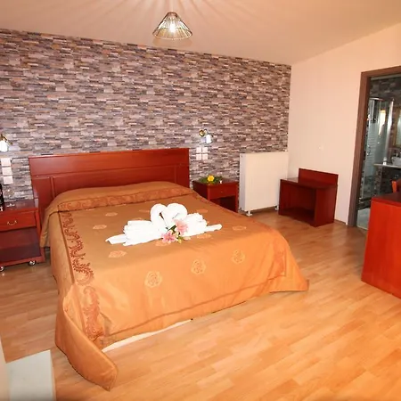 To Hani Tou Kokkini, Pelion 3*